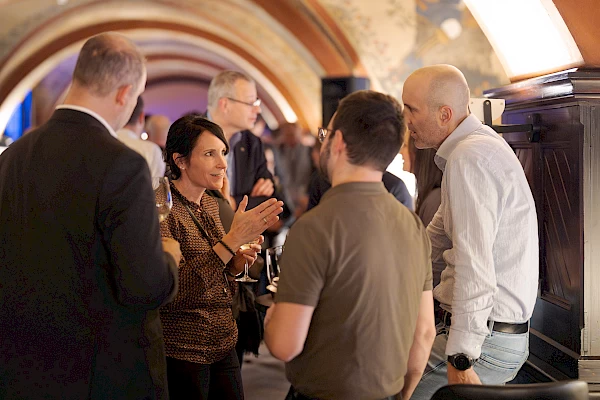 Business Eventfotografie in Bern – lebendige Gespräche beim Networking im Kornhauskeller nach dem VSTM Seminar.