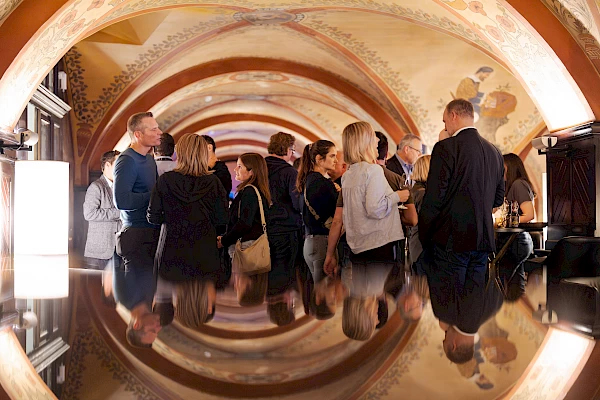 Eventfotografie beim Apéro im Kornhauskeller Bern – Gäste des VSTM Seminars im Austausch in festlicher Atmosphäre.