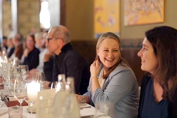 Eventfotograf in Bern – festliche Abendstimmung beim gemeinsamen Dinner des VSTM Seminars im Kornhauskeller Bern.