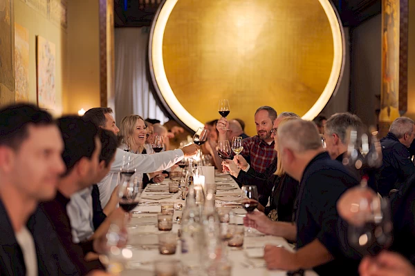 Business Eventfotografie in Bern – Teilnehmende stossen beim Dinner des VSTM Seminars im Kornhauskeller an.