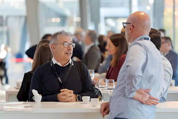 Eventfotograf in Bern – authentische Momentaufnahme beim VSTM Seminar im Zentrum Paul Klee während einer Kaffeepause.