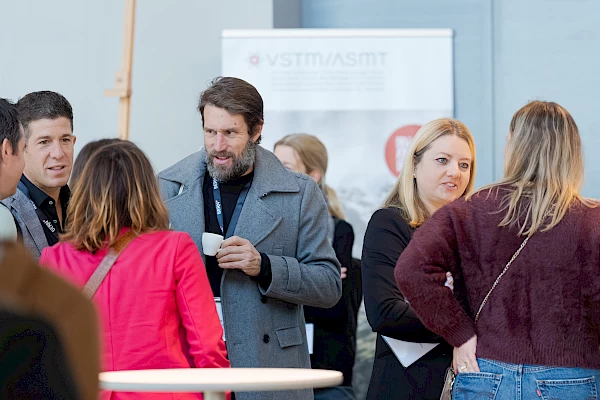 Business Eventfotografie in Bern – Teilnehmer im Gespräch beim VSTM Seminar im Zentrum Paul Klee.