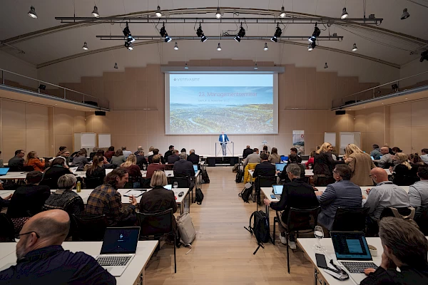 Überblick über das VSTM Managementseminar im Zentrum Paul Klee – Eventfotograf in Bern dokumentiert die Konferenzatmosphäre.