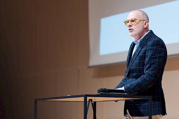 Porträt eines Vortragenden auf der Bühne beim VSTM Seminar – professionelle Eventfotografie in Bern.