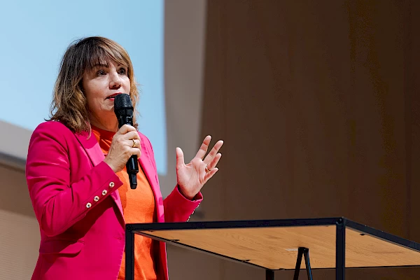 Präsentation mit internationalen Tourismustrends – Eventfotografie beim VSTM Managementseminar in Bern.