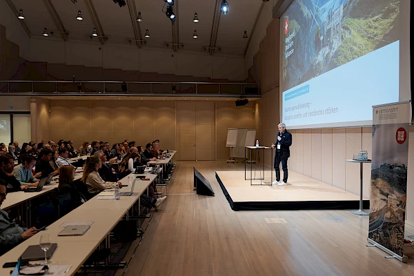 Eventfotograf Bern – Redner auf der Bühne beim VSTM Managementseminar im Zentrum Paul Klee.