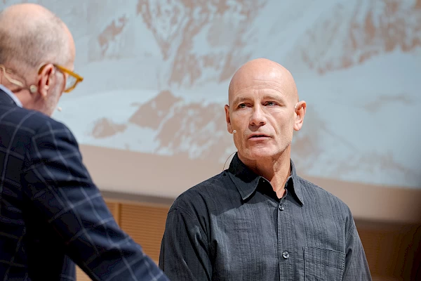 Gesprächsrunde auf der Bühne beim VSTM Seminar – Business Eventfotografie im Zentrum Paul Klee Bern.