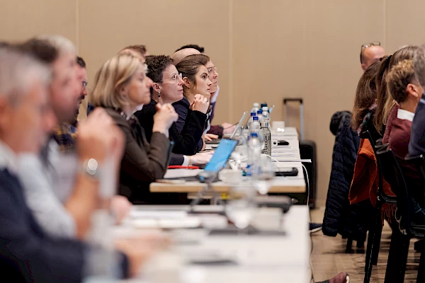Aufmerksame Teilnehmende beim VSTM Managementseminar – Eventfotografie im Zentrum Paul Klee Bern.