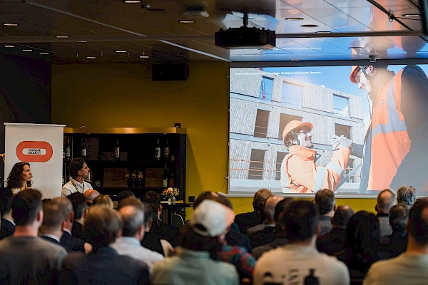 Publikum bei einer Firmenpräsentation von Losinger Marazzi im Wankdorfstadion Bern, fotografiert von Eventfotograf Manuel Lopez.