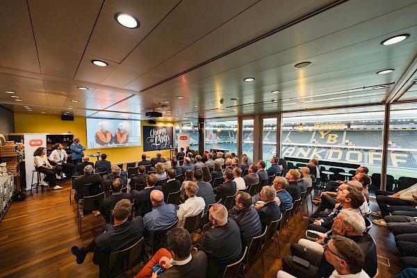 Überblick über den Firmenanlass im Wankdorfstadion mit Blick auf das Spielfeld, aufgenommen vom Eventfotografen in Bern.