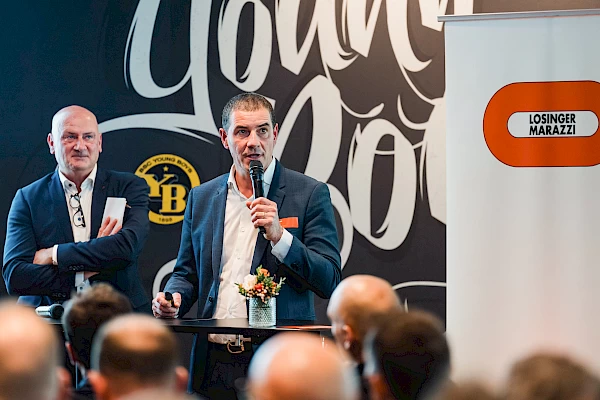 Moderator und Sprecher von Losinger Marazzi beim Event im Wankdorfstadion, aufgenommen vom Fotografen in Bern.