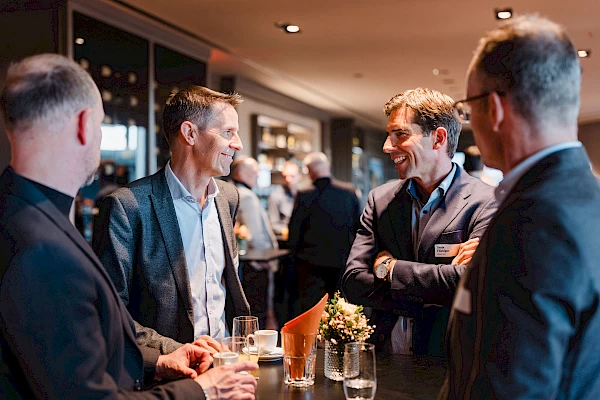 Networking und Gespräche unter Gästen beim Firmenanlass von Losinger Marazzi in Bern.
