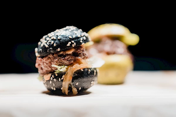 Detailaufnahme eines Mini-Burgers beim Catering des Firmenanlasses in Bern.