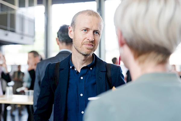 Kein Stockfoto, kein Fake – echte Business-Interaktionen in Bern. Dein Eventfotograf für authentische Firmenmomente.