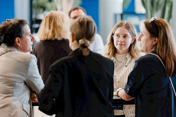 Eventfotograf Festhalle Bern: Netzwerkgespräche am Mobility Forum – Teilnehmende diskutieren mit Referierenden