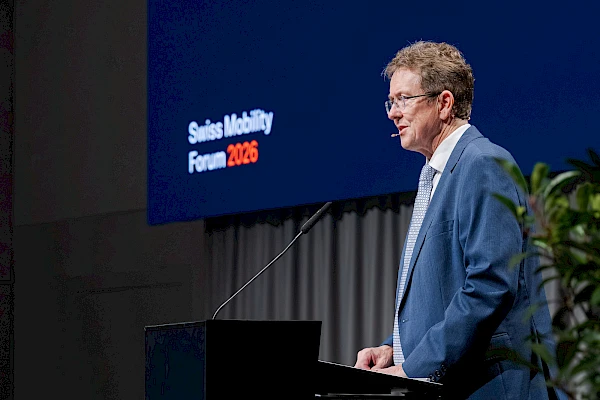 Stargast des Forums: Bundesrat Albert Rösti spricht in der Festhalle Bern über die Zukunft der Schweizer Mobilität. Eventfotos, auch von prominenten Gästen.